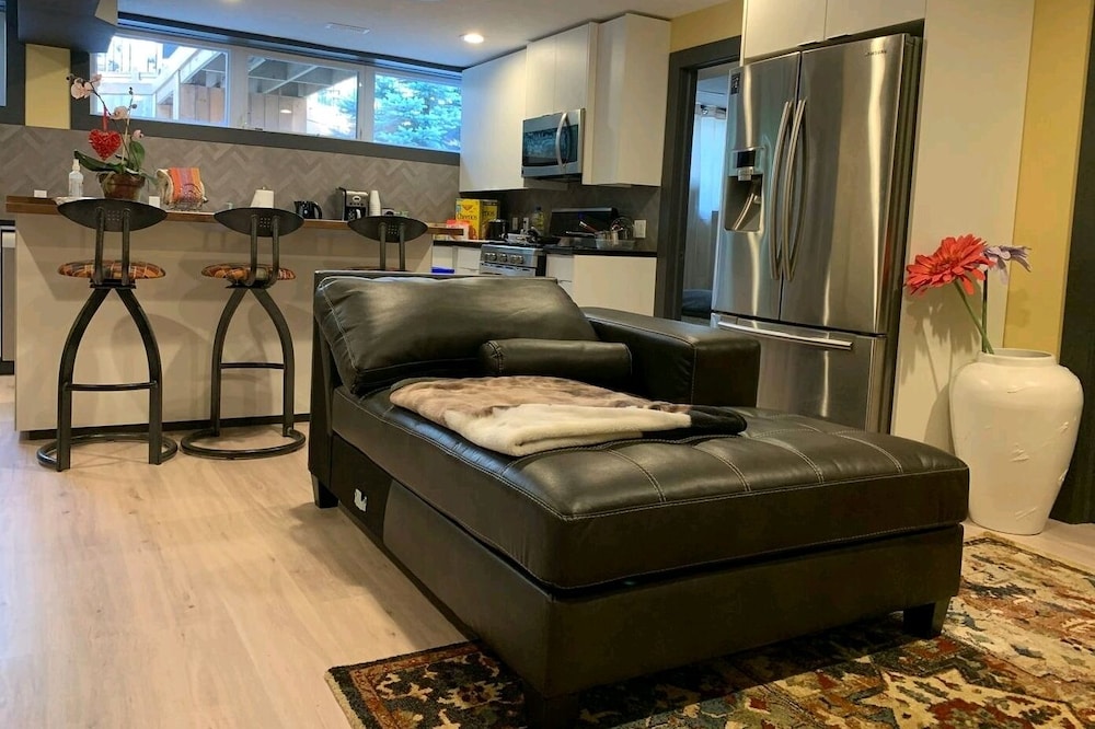 Modern Studio Suite - 20 min from lake Erie