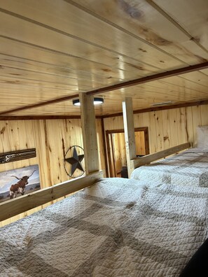 2 makuuhuonetta, silitysrauta/-lauta, vuodevaatteet