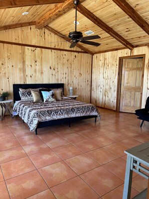 2 bedrooms, iron/ironing board, bed sheets - Relaxing Texas Fishing Getaway (Omaha)