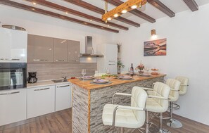 Fridge, oven, stovetop, dishwasher - Nice home in Kaocine - Miljevci (Kaocine - Miljevci)