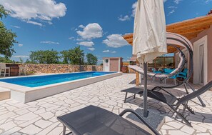 Pool - Nice home in Kaocine - Miljevci (Kaocine - Miljevci)