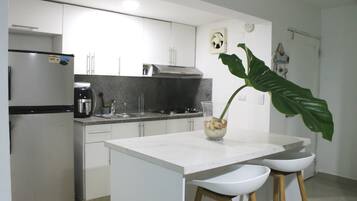 Frigorífic, microones, forn i cafetera i tetera