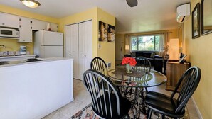 Interior - Country View Cottage #2: Unwined (Carlton)