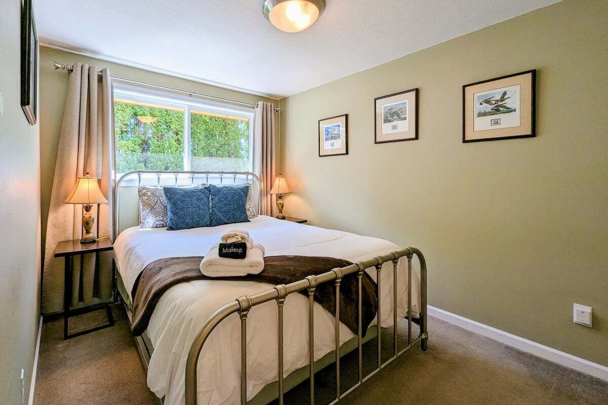 2 habitaciones, tabla de planchar con plancha y cuna de viaje 