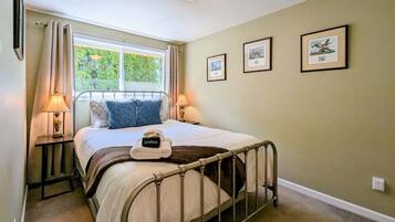 2 habitaciones, tabla de planchar con plancha y cuna de viaje