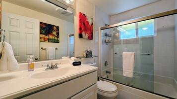 Secador de pelo, toallas