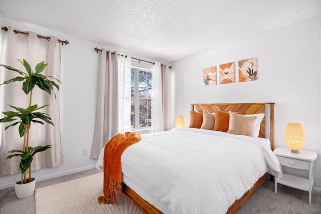 Stylish, 3 bed 2 bath townhome in Centennial! 24 minutes to Red Rocks!