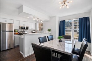 Private kitchen - Stylish, 3 bed 2 bath townhome in Centennial! 24 minutes to Red Rocks! (Centennia)