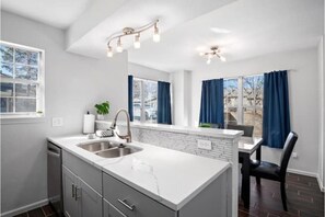 Interior - Stylish, 3 bed 2 bath townhome in Centennial! 24 minutes to Red Rocks! (Centennia)