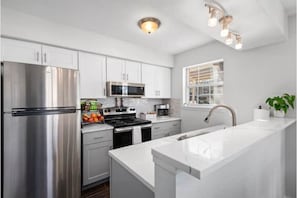 Private kitchen - Stylish, 3 bed 2 bath townhome in Centennial! 24 minutes to Red Rocks! (Centennia)