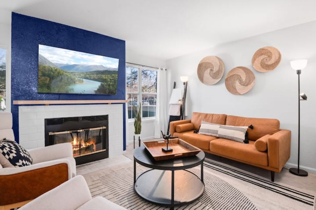 Stylish, 3 bed 2 bath townhome in Centennial! 24 minutes to Red Rocks!