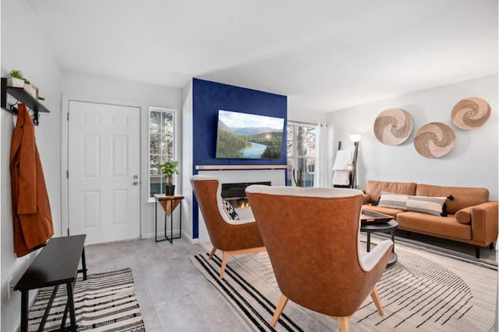 Stylish, 3 bed 2 bath townhome in Centennial! 24 minutes to Red Rocks!