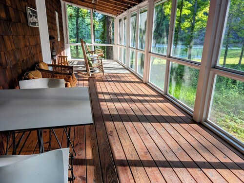 Lovely Cottage w/screened porch overlooking a creek & minutes from the Dragon!