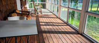 Lovely Cottage w/screened porch overlooking a creek & minutes from the Dragon!