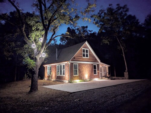Lovely Cottage w/screened porch overlooking a creek & minutes from the Dragon!
