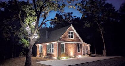 Lovely Cottage w/screened porch overlooking a creek & minutes from the Dragon!