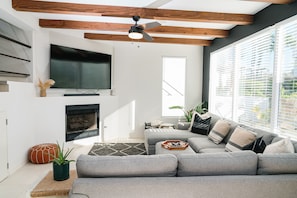 Smart TV, chimenea y libros