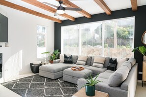 Een smart-tv, een open haard en boeken