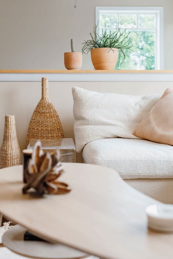 TV, peis, bøker og stereoanlegg