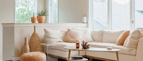 Tv, pejs, bøger, stereoanlæg