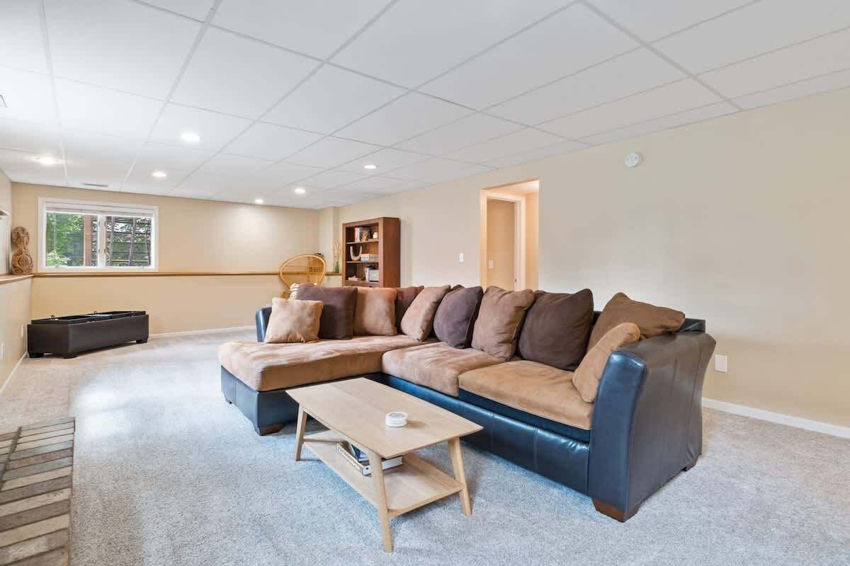 Una sala de estar moderna con un sofá modular, una mesa de centro y una estantería.