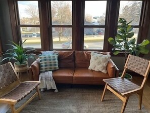 Smart TV, books - Elegant charm! (West Allis)