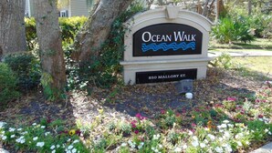 Señal de Ocean Walk en 850 Mallory St.