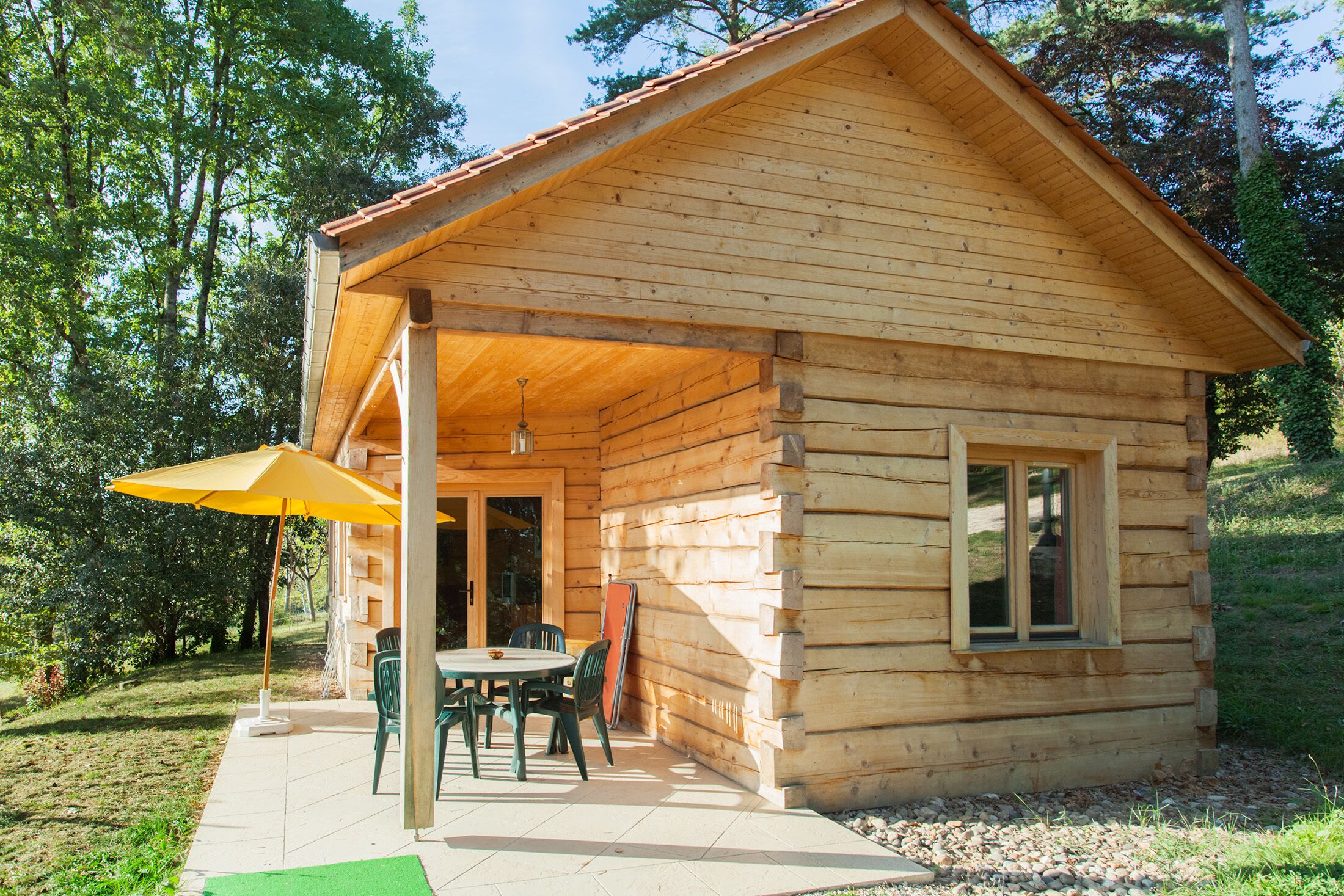 Les Pins: Chalet and swimming pool surrounded by nature in Sarlat itself.