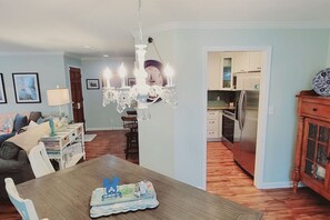 Interior - Harbour Oaks 619  Professionally decorated, 1 king, 1 queen, bunk bed (St. Simons)