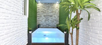 Luxury apartment with private hot tub Jacuzzi/3bed/2bath/pool/AC