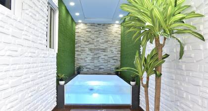 Luxury apartment with private hot tub Jacuzzi/3bed/2bath/pool/AC