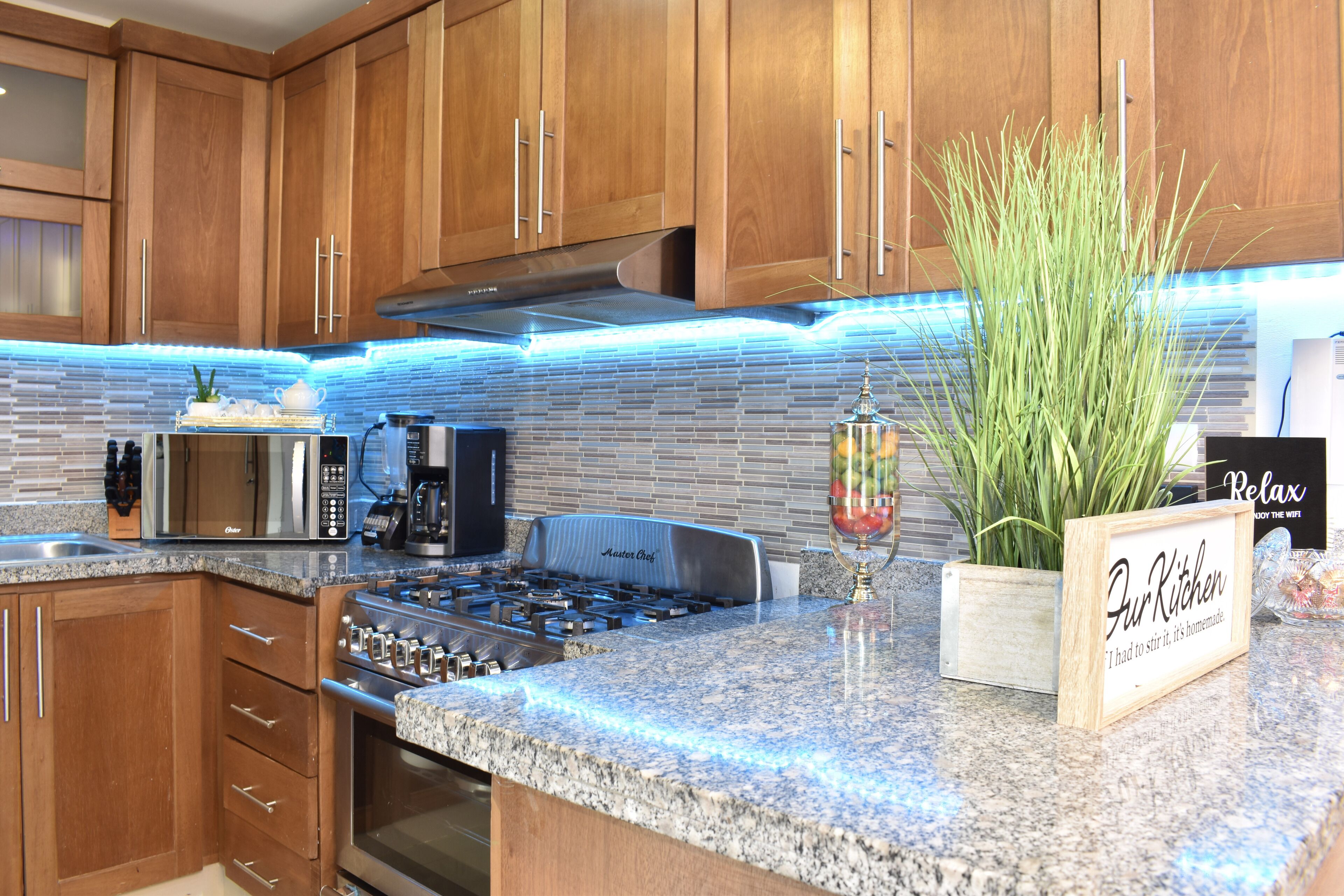 Kylskåp, mikrovågsugn, ugn och spishäll