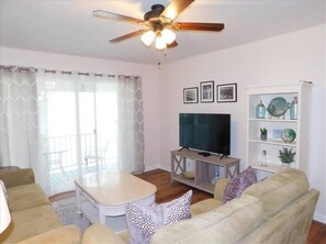 TV, tavolo da ping pong, stampante