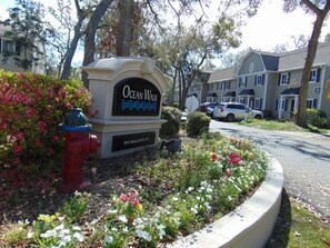 Property grounds - W2 Ocean Walk Resort upstairs 2 bed king and two twins next to back pool (Saint Simons Island)
