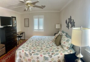 2 bedrooms, iron/ironing board, WiFi - W2 Ocean Walk Resort upstairs 2 bed king and two twins next to back pool (Saint Simons Island)