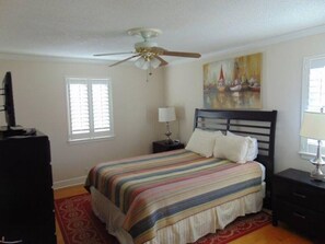 2 bedrooms, iron/ironing board, WiFi - W2 Ocean Walk Resort upstairs 2 bed king and two twins next to back pool (Saint Simons Island)