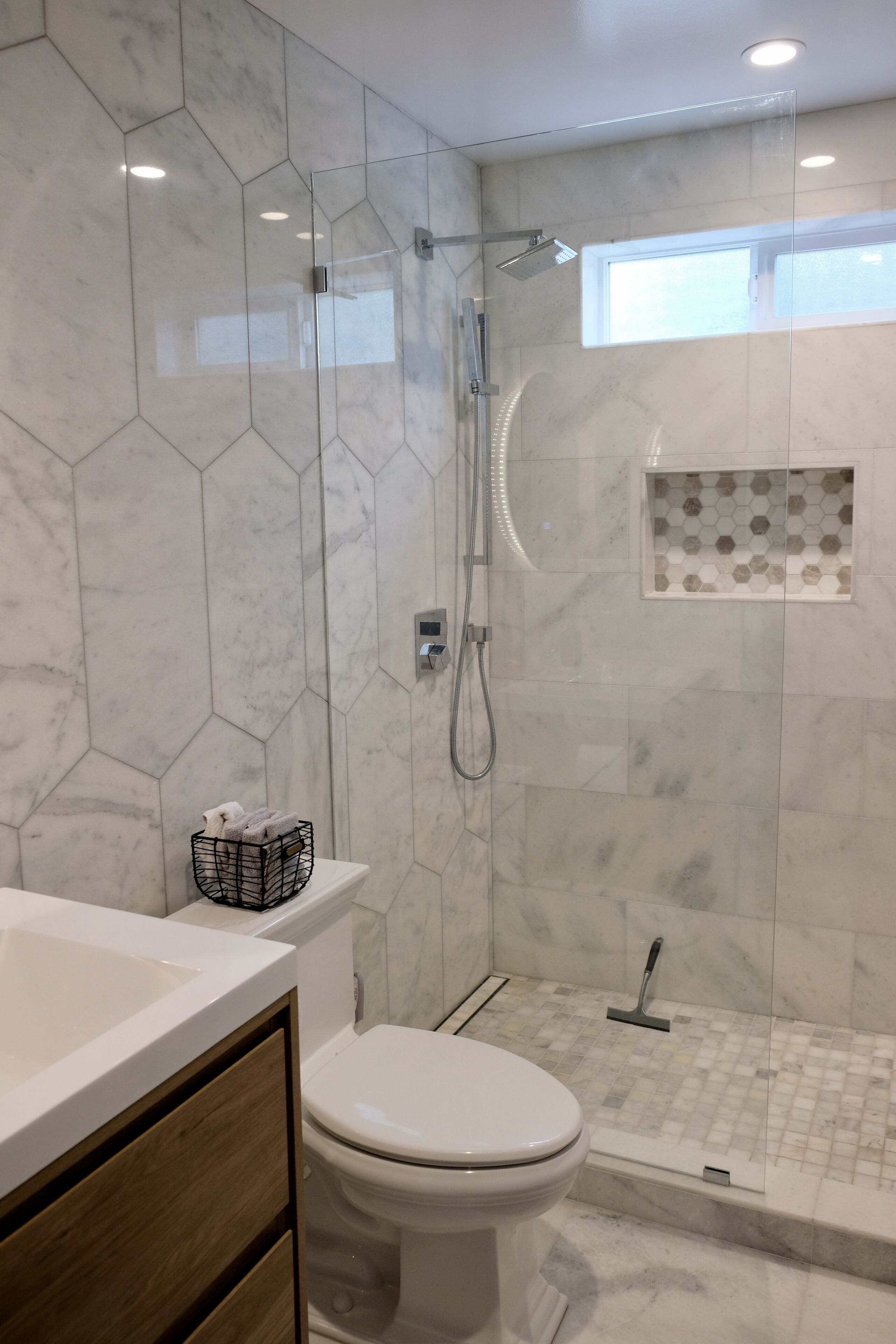 Douche, baignoire à jets, sèche-cheveux, serviettes fournies