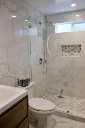 Shower, jetted bath, hair dryer, towels - Family hideout in the hearth of San Francisco (San Francisco)