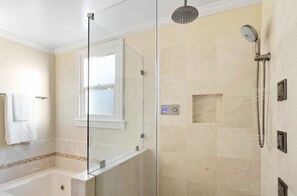 Douche, baignoire à jets, sèche-cheveux, serviettes fournies