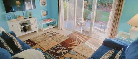 Televisie, een tafeltennistafel, boeken en een printer