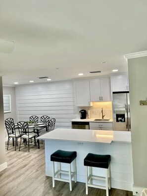 Fridge, microwave, oven, stovetop - H6 Complete renovation, 2nd floor 2 BD/2 bath, close to pool, village and beach (St.  Simons Island)