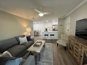 Smart TV, ping pong, books - H6 Complete renovation, 2nd floor 2 BD/2 bath, close to pool, village and beach (St.  Simons Island)