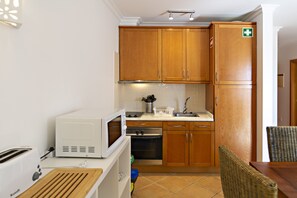 Fridge, microwave, oven, coffee/tea maker