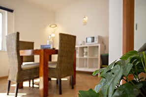Dining - Ideal for 2px, access to the pool (Cabanas de tavira)