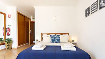 Bureau, Wi-Fi gratuit, draps fournis