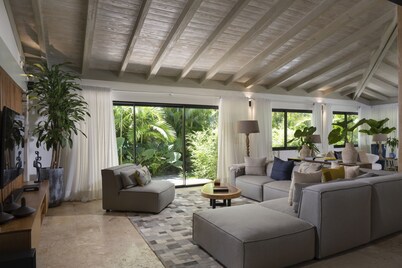 Spectacular new villa 2 minutes walking distance to Minitas Beach 