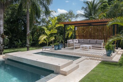 Spectacular new villa 2 minutes walking distance to Minitas Beach