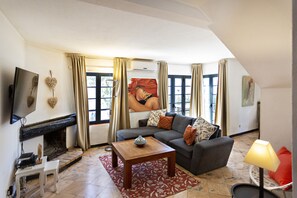 TV, fireplace