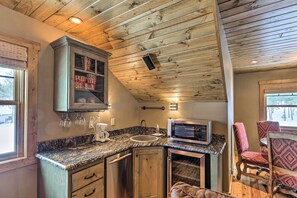 Jääkaappi, mikroaaltouuni, liesi, astianpesukone