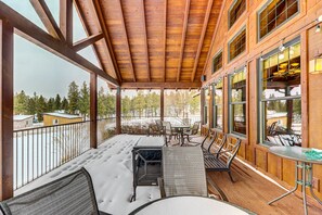 Outdoor dining - Beautiful Eureka Cabin Rental on Golf Resort! (Eureka)
